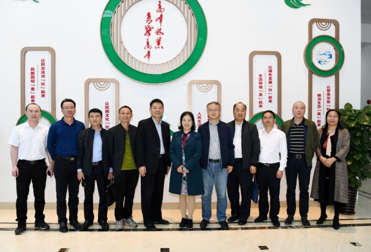 1.高峰林场合影